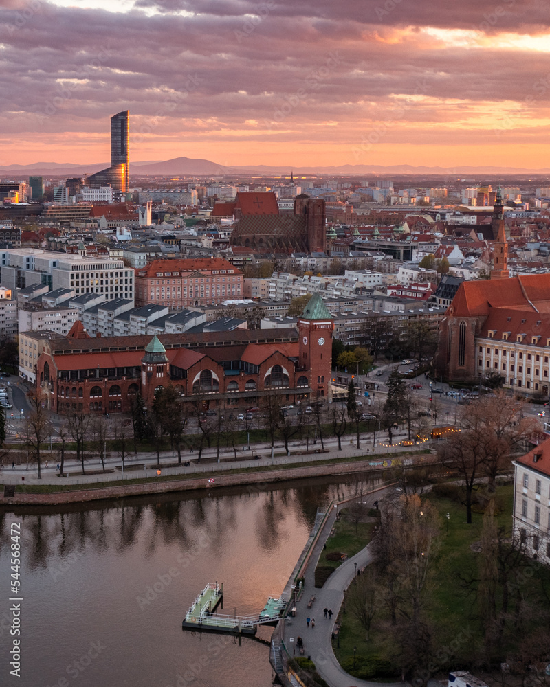 Fototapeta premium Hala Targowa z widokiem na Sky Tower oraz górę Ślężę o zachodzie słońca