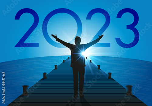 Carte de vœux 2023 sous le signe de l’espoir, avec un homme d’affaire optimiste, qui lève les bras vers une nouvelle année qui annonce une reprise économique.