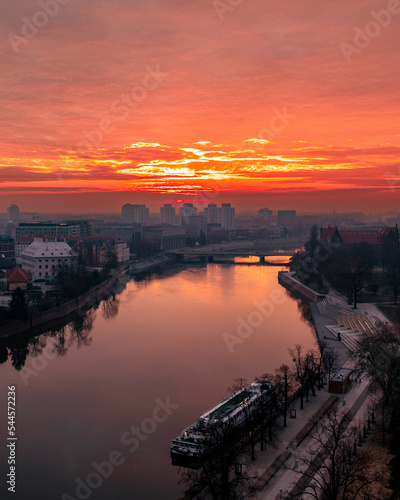 Rzeka Odra w ognistym wschodzie słońca © Piotr