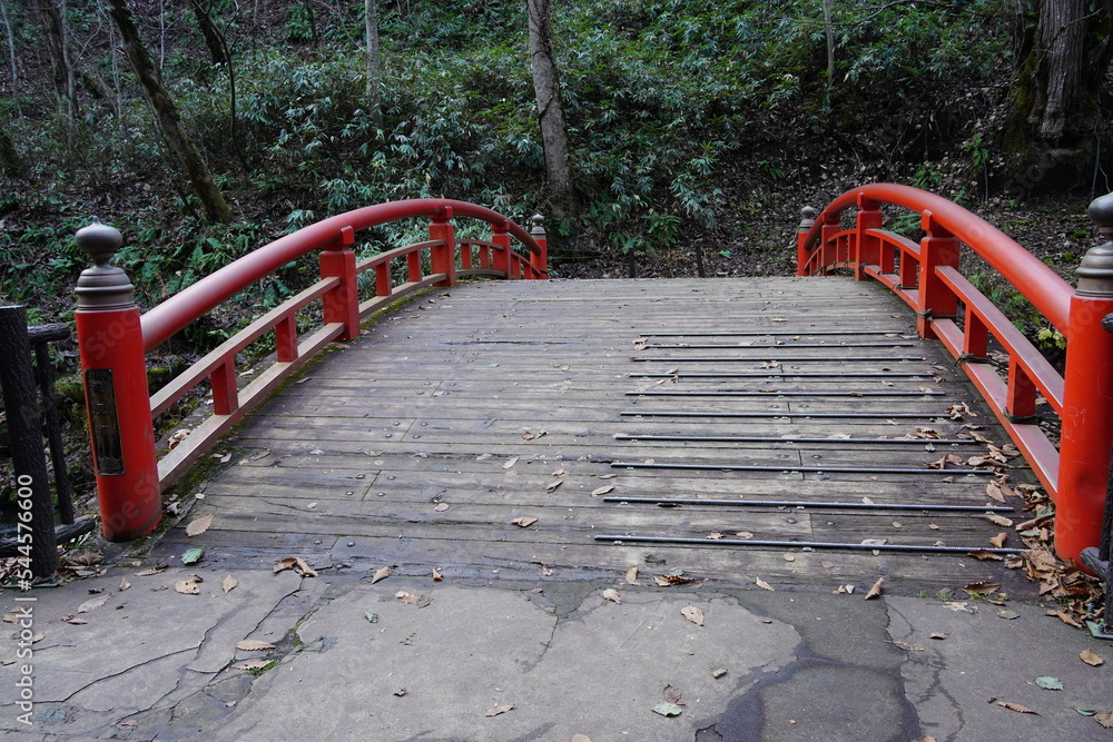 アシリベツの滝の近くの赤い橋 アシリベツの滝の近くの赤い橋