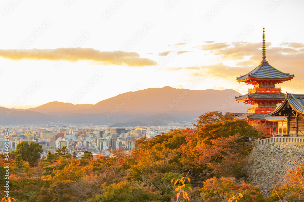 夕日を浴びる清水三重塔