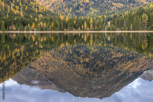 Obraz na płótnie Lake Etrachsee in the Austrian municipality of Krakau in the Murau district of Styria. It is 1,374 meters above sea level in the Krakau Valley, a high plateau in the Schladminger Tauern, Austria w salonie
