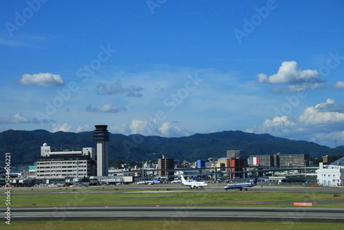 伊丹スカイパークから見た夏晴れの大阪国際空港(伊丹空港)