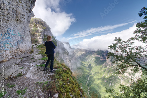 Griechenland - Monodendri - Vikos-Schlucht - Aussichtspunkt Oxia - Wanderer photo