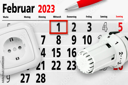 Deutscher Kalender Februar 2023 Kosten für Strom und Gas mit Steckdose und Thermostat