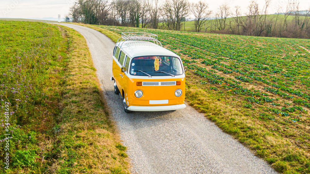 Volkswagen Van combi retro vintage dans la campagne en France