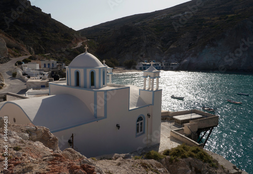 Petit port de pêche et son église sur l'île de Milos