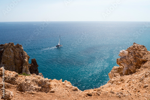 Voilier proche des falaises sur l'île de Milos dans les îles grecs des Cyclades