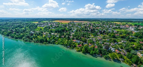 Sommer am Pilsensee, Ausblick auf Hechendorf am westlichen Ufer