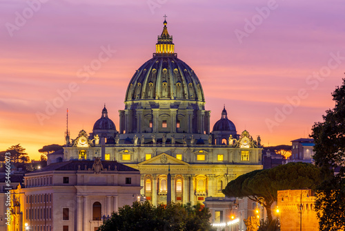 Fotografia St. Peter's basilica in Vatican at sunset, center of Rome, Italy