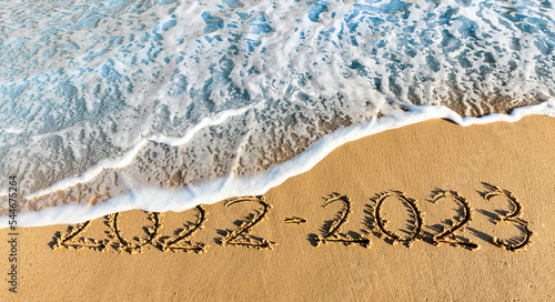 Jahreszahl 2023 in den Sand geschriben