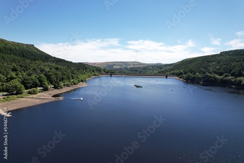 Fotografering ladybower reservoir Peak District England drone aerial view