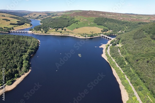 Fotografia Ladybower reservoir Peak District England drone aerial view sunny day summer blue water