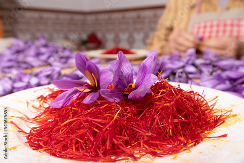 saffron flower peel by hand