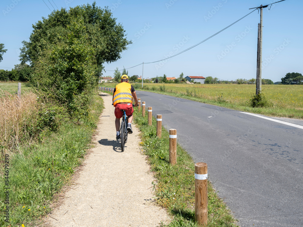 Obraz premium vélo et piste cyclable en bord de route