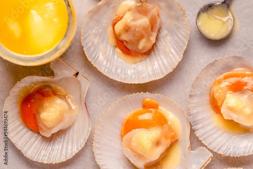 Raw scallops with melted butter