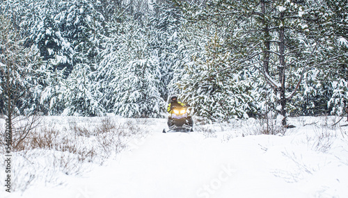 фотографія Man is riding snowmobile in mountains
