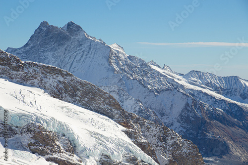Magnifiques paysages enneig  s dans les Alpes