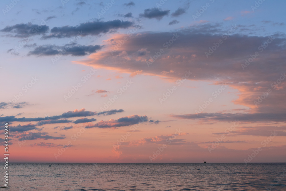 Einsames Fischerboot mit spektakulärem Abendhimmel.