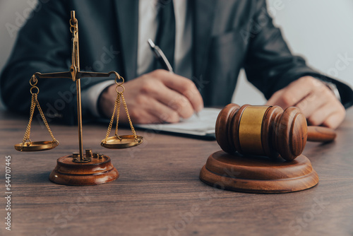 Cuadro en lienzo The judge signs the yuumagi and strikes with the gavel
