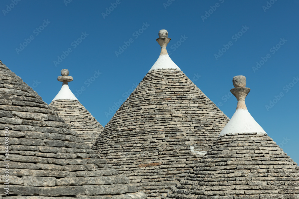 Dächer von mehreren Trullo Häusern in Apulien, Italien