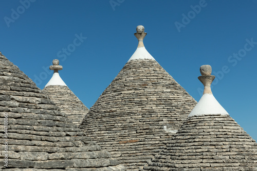 D  cher von mehreren Trullo H  usern in Apulien  Italien