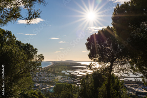 Grand soleil sur le Lido de Thau depuis la Forêt des Pierres Blanches à Sète