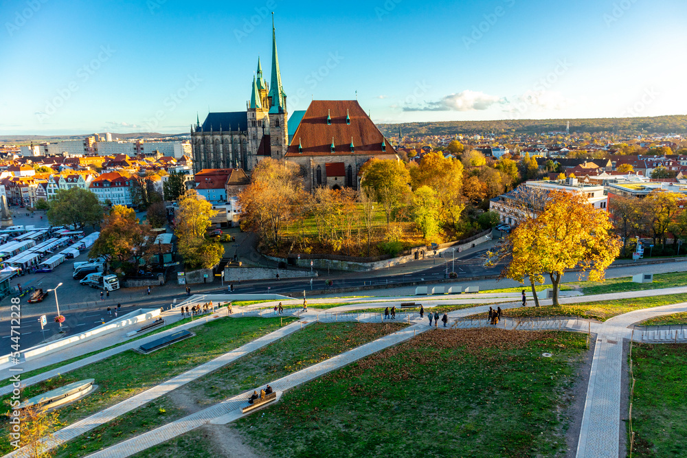 Obraz premium Stadtbummel durch die Landeshauptstadt Erfurt an einem sonnigen Herbsttag - Thüringen - Deutschland