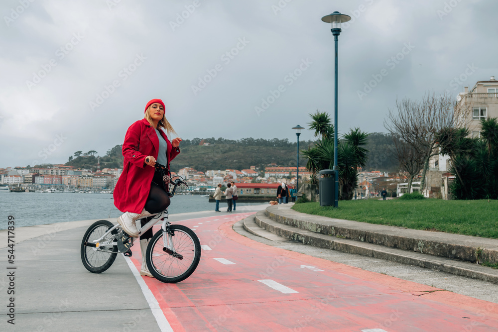 Obraz premium beautiful happy plus size woman with bike by the sea walk