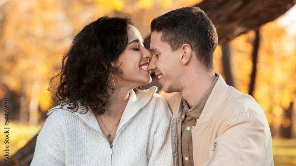 Obraz premium A romantic couple outdoors near a cafe