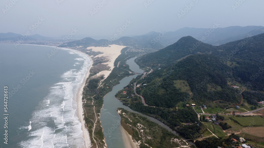 Obraz premium Praia tranquila com rio