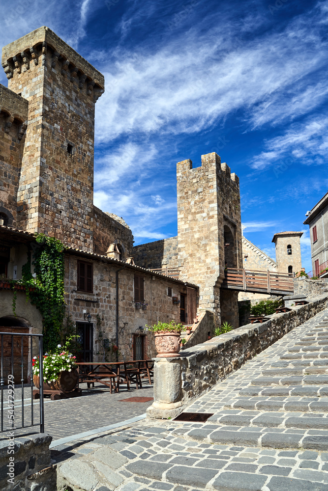 Obraz premium BCobbled street with stone buildings in the town of Bolsena
