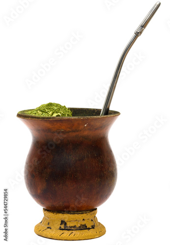 Cuia de porongo com erva-mate e bomba de inox usadas para o preparo do chimarrão, tradicional no sul do Brasil.
