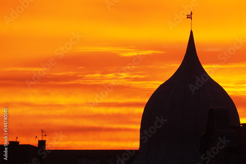 Jaskrawo pomarańczowy wschód słońca przy kopule we Wrocławiu, Polska