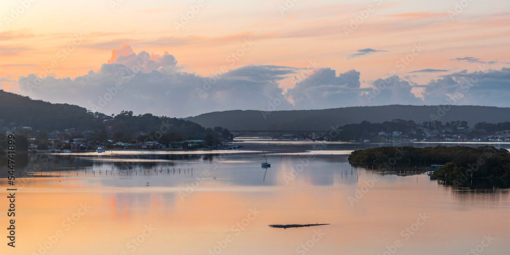 Fototapeta premium Soft and subtle sunrise waterscape over the bay
