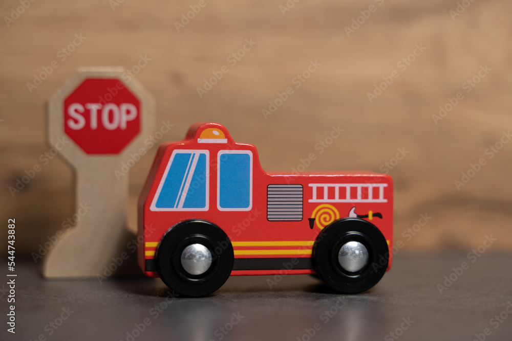 petit camion de pompier en bois devant un stop jouet pour enfant petit camion de pompier en bois devant un stop jouet pour enfant