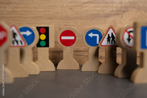 petits panneaux de circulation en bois avec le focus sur le panneau sens interdit photo