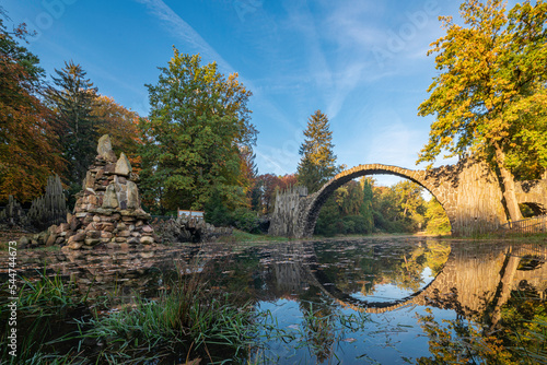 Fototapeta Naklejka Na Ścianę i Meble -  Rakotzbrücke im Herbst