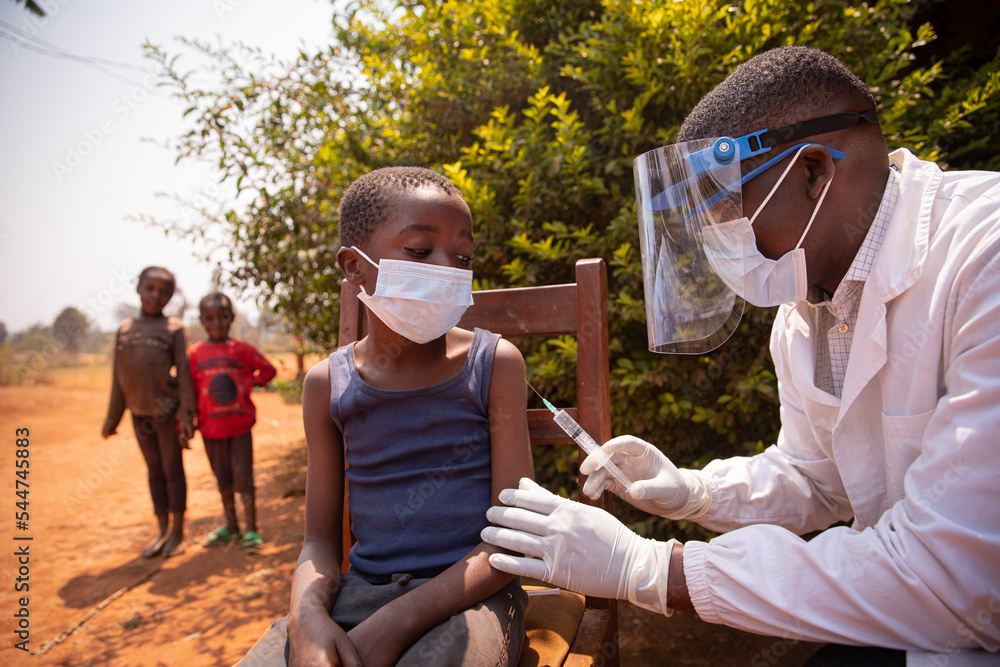 Open air vaccination session in an african village during corona virus pandemic - obrazy, fototapety, plakaty 