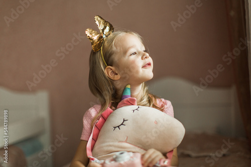 Obraz na płótnie beautiful girl with unicorn in her children's room w salonie