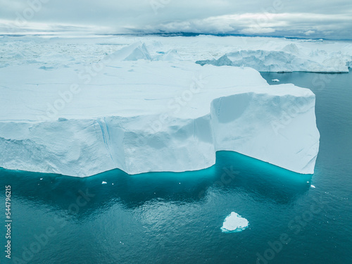 Icebergs flotando sobre el mar desde punto de vista aéreo. photo