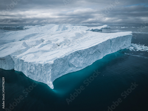 Icebergs flotando sobre el mar desde punto de vista aéreo. © Néstor Rodan