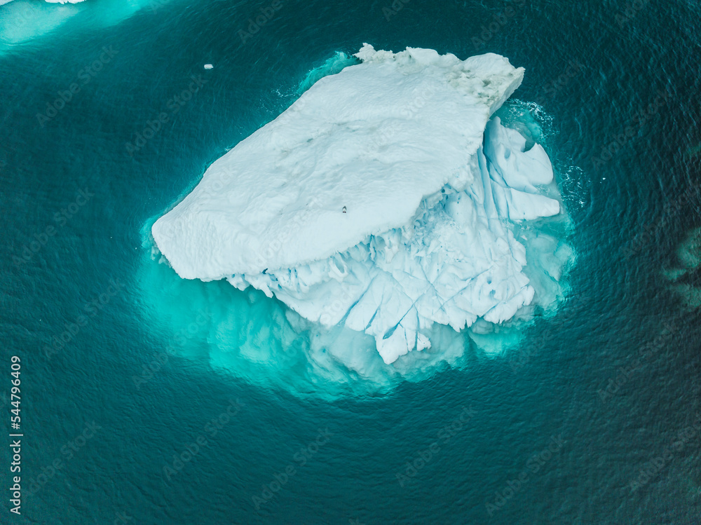 Icebergs flotando sobre el mar desde punto de vista aéreo. Icebergs flotando sobre el mar desde punto de vista aéreo.
