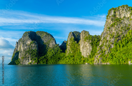 Beautiful rock formations and landscapes in Ha Long Bay, Vietnam © Jack Krier
