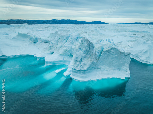 icebergs flotando sobre el agua desde punto de vista aéreo photo