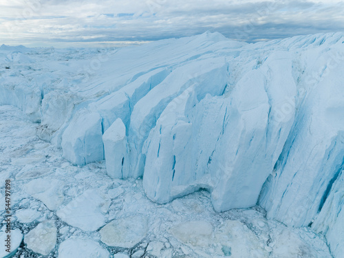 icebergs flotando sobre el agua desde punto de vista aéreo