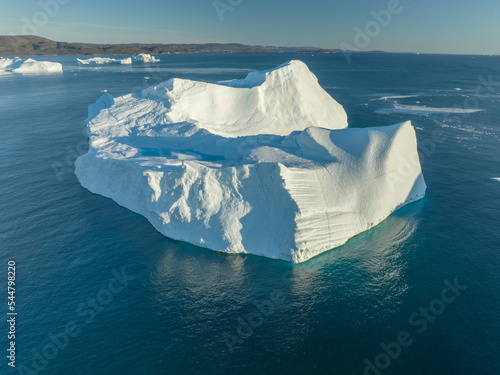 icebergs flotando sobre el agua desde punto de vista aéreo photo