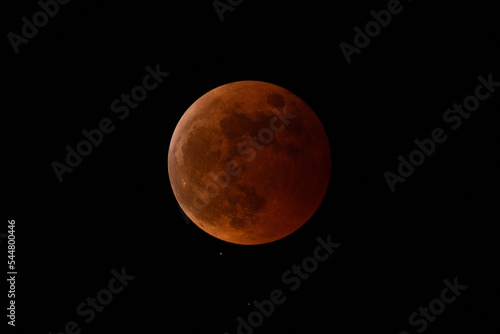 皆既月食の赤銅色の月