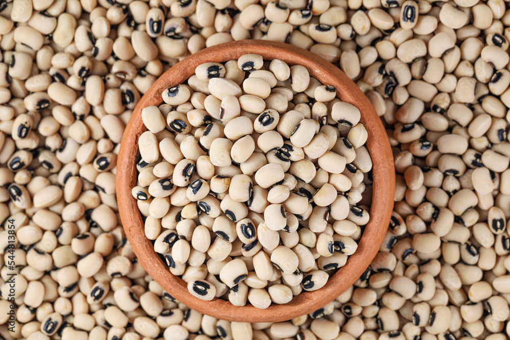 Fototapeta premium Black Eye Pea (Lobia, Cowpeas). Black Eye Pea in Pottery