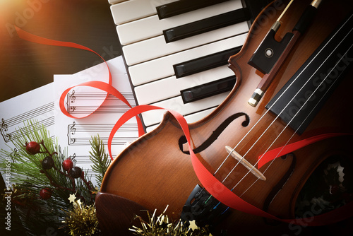 Fotografia Christmas musical event with piano and violin close up